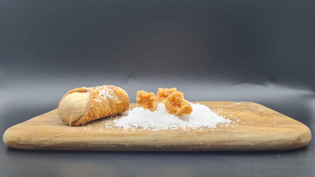 Cannoli I Gefüllte Gebäckrollen Karamell und Salz
