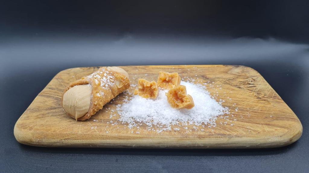 Cannoli I Gefüllte Gebäckrollen Karamell und Salz