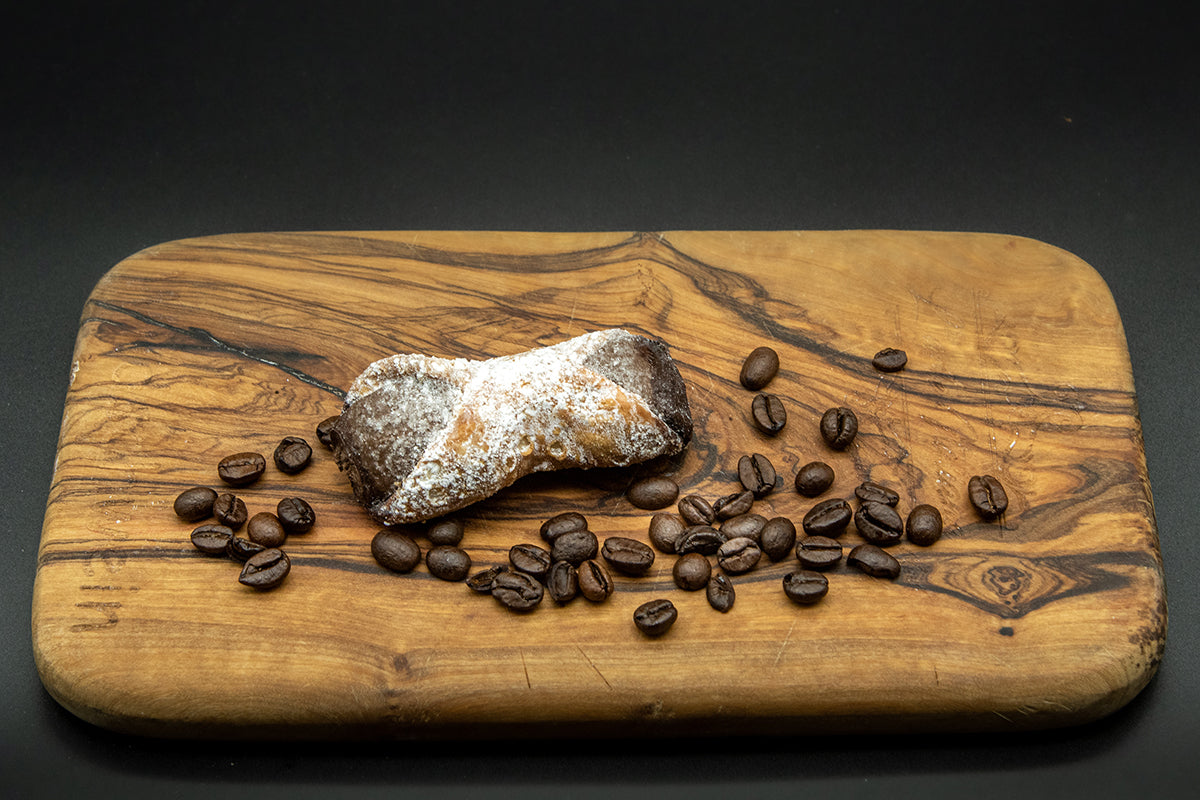 Cannoli I Gefüllte Gebäckrollen Kaffee